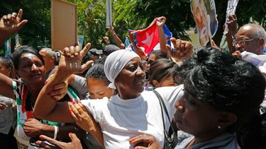 reprimen a opositores un dia antes de reapertura de embajadas de eeuu y cuba
