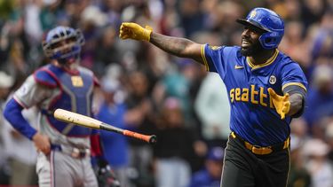 Randy Arozarena, de los Marineros de Seattle, reacciona al conectar un jonrón solitario contra los Rangers de Texas durante la séptima entrada el domingo 15 de septiembre de 2024, en Seattle. (AP Foto/Lindsey Wasson)