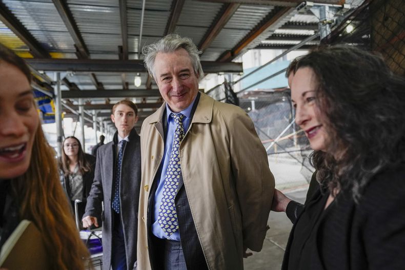 El excurador del Salón de la Fama del Rock & Roll Craig Inciardi sonríe al salir de la corte el miércoles 6 de marzo de 2024, en Nueva York. Fiscales de Nueva York retiraron abruptamente los cargos en un caso penal contra tres hombres acusados de retener e intentar vender hojas supuestamente robadas con la letra escrita a mano de Hotel California y otros éxitos de Eagles. (Foto AP/Mary Altaffer)