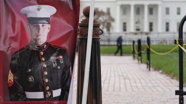 Una foto de Trevor Reed, exmarine estadounidense que fue liberado por Rusia como parte de un canje de prisioneros en 2022, en Lafayette Park, frente a la Casa Blanca en Washington, el 30 de marzo de 2022. (Foto AP /Patrick Semansky)