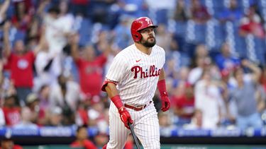 Schwarber pega 2 jonrones; Filis aplastan a Nacionales