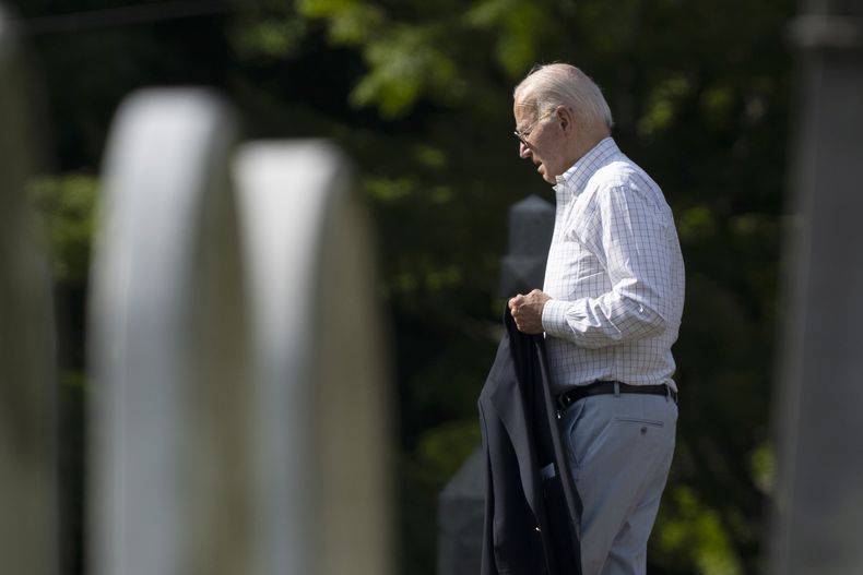 El presidente estadounidense Joe Biden camina entre tumbas a su llegada a una misa en la Iglesia de San José, en Wilmington, Delaware, el sábado 6 de julio de 2024. (AP Foto/Manuel Balce Ceneta)