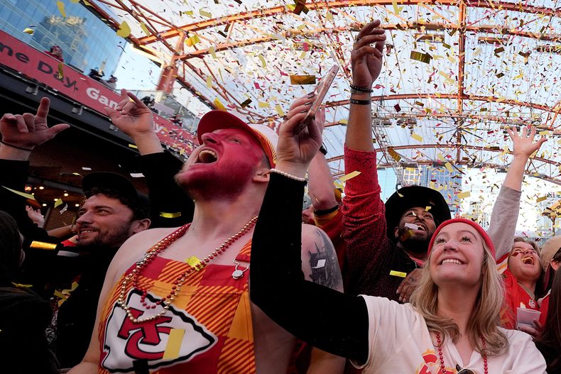 Aficionados de los Chiefs de Kansas City celebran en el centro de la ciudad mientras observan la victoria de su equipo ante los Ravens de Baltimore en el duelo de campeonato de la AFC el domingo 28 de enero del 2024. (AP Foto/Charlie Riedel)