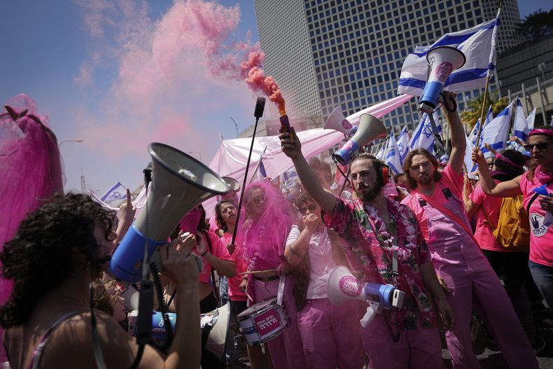 Manifestantes israelíes protestan contra los planes del primer ministro, Benjamin Netanyahu, de reformar el sistema judicial, en Tel Aviv, Israel, el 4 de mayo de 2023. (AP Foto/Ohad Zwigenberg)