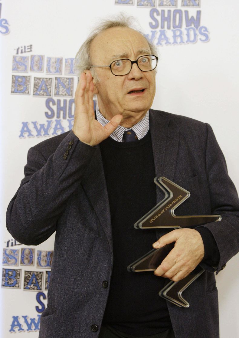 ARCHIVO - El músico austríaco Alfred Brendel, ganador del Premio de Música Clásica por Retirement Concerts, en los Premios South Bank en Londres el 20 de enero de 2009. (Foto AP/Joel Ryan, archivo)
