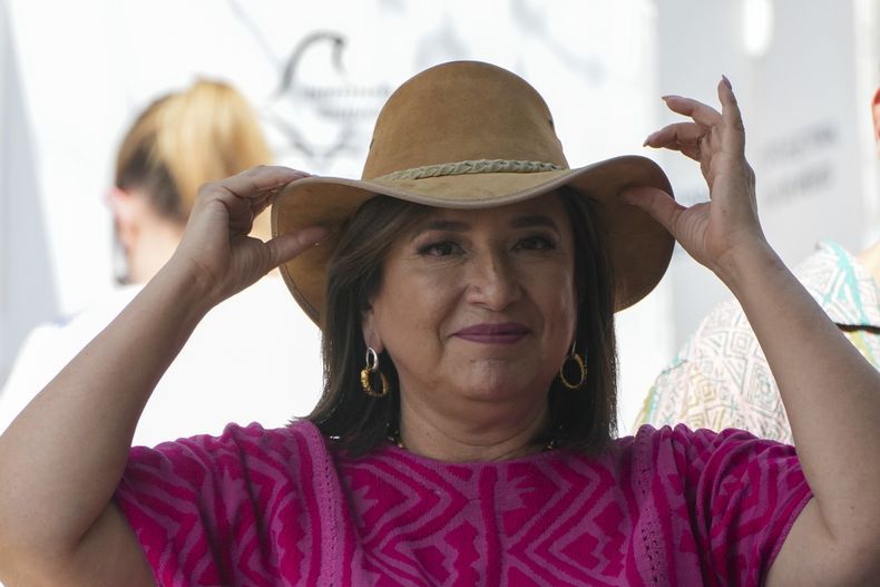 La candidata presidencial de la oposición, Xóchitl Gálvez, se ajusta el sombrero mientras espera para votar en las elecciones generales en la Ciudad de México, el domingo 2 de junio de 2024. (AP foto/Fernando Llano)