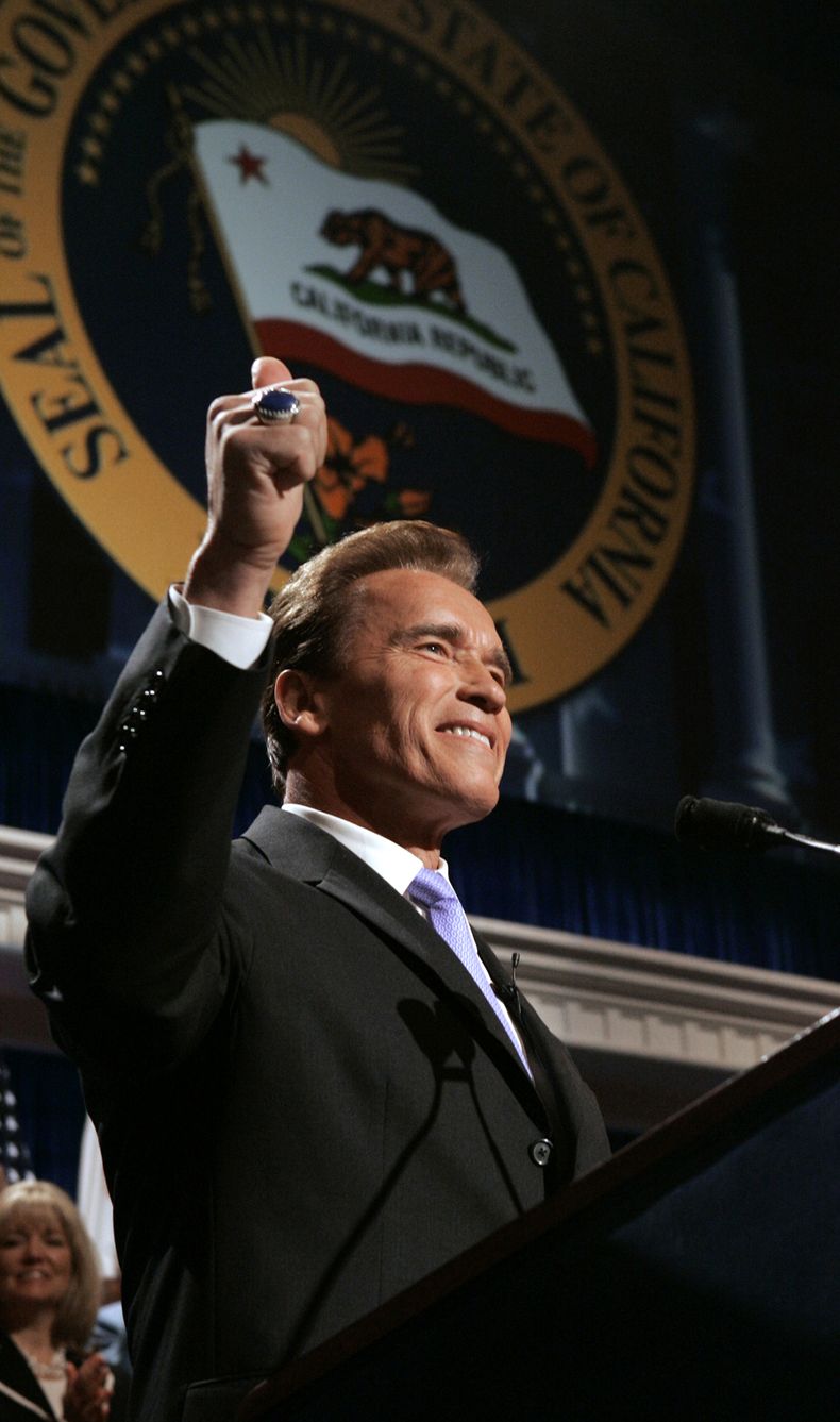 ARCHIVO - En esta foto del 5 de enero del 2007, el gobernador de California Arnold Schwarzenegger saluda a la mjchedumbre durante su discurso de toma de posesi&oacute;n en Sacramento, la capital del estado.  (Foto AP/Rich Pedroncelli)