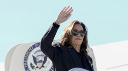 La candidata presidencial demócrata y vicepresidenta, Kamala Harris, aborda el Air Force Two en el aeropuerto de LaGuardia de East Elmhurst, Nueva York, el miércoles 11 de septiembre de 2024. (AP Foto/Jacquelyn Martin)