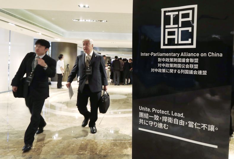 ARCHIVO - Miembros de IPAC (Alianza Interparlamentaria sobre China) asisten a su cumbre en Taipéi, Taiwán, el 30 de julio de 2024. (AP Foto/Chiang Ying-ying, Archivo)