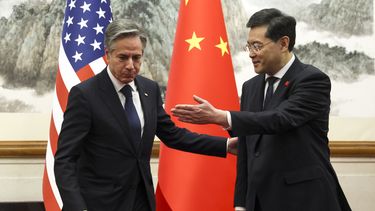 En esta imagen de archivo, el secretario de Estado de Estados Unidos, Antony Blinken (izquierda), se reúne con el ministro chino de Exteriores, Qin Gang, en Beijing, China, el 18 de junio de 2023. (Leah Millis/Pool Foto vía AP, archivo)