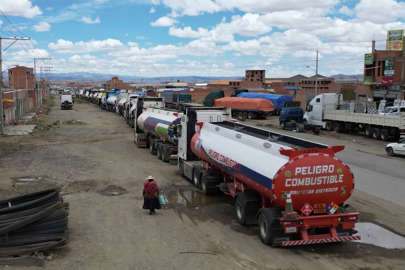 Se forma una fila en una gasolinera durante una escasez de combustible en El Alto, Bolivia, el martes 14 de octubre de 2025. (AP Foto/Juan Karita)
