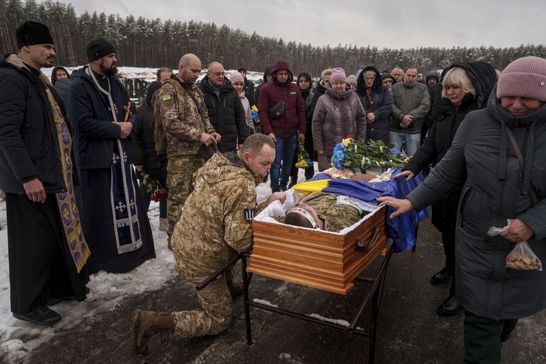 En esta imagen de archivo, durante un funeral en Irpin, en la región ucraniana de Kiev, el 21 de noviembre, el soldado Roman despide a un camarada de la Brigada 47, Serhii Solovyov, quien fue asesinado durante combates con las fuerzas rusas en Kursk el 12 de noviembre de 2024. (AP Foto/Evgeniy Maloletka, archivo)