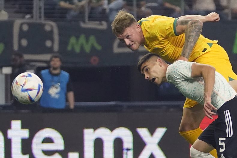 Harry Souttar, de Australia, remata de cabeza detrás de Johan Vásquez, de México, para anotar en un partido amistoso disputado el sábado 9 de septiembre de 2023, en Arligton, Texas (AP Foto/LM Otero)