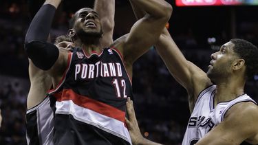 americateve | LaMarcus Aldridge (12), de los Trail Blazers de Portland, busca el aro entre la marca de Tim Duncan, de los Spurs de San Antonio, a la derecha, y el brasile&ntilde;o Tiago Splitter en la segunda mitad del segundo partido de la serie de semifinales entre a