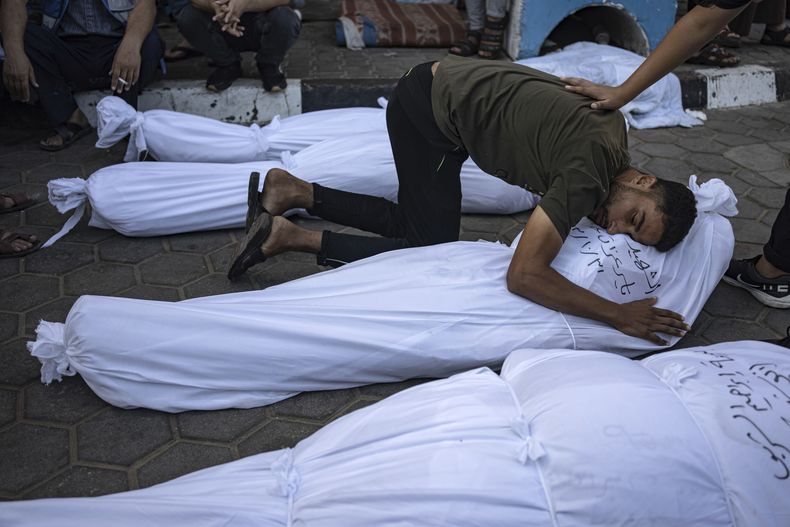 Palestinos lloran a sus familiares muertos en un bombardeo israelí sobre la Franja de Gaza en frente de la morgue en Deir al Balah, el 1 de noviembre de 2023. ( AP Foto/Fatima Shbair)