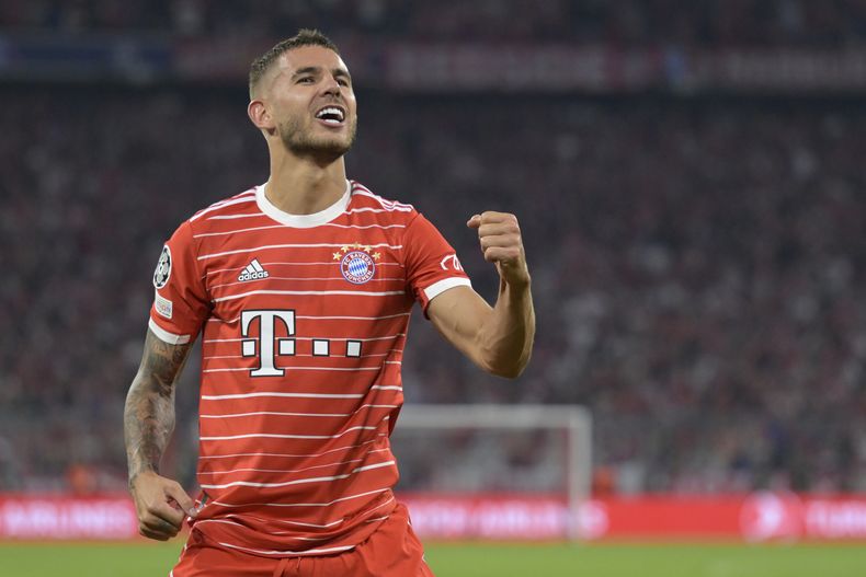 ARCHIVO - Lucas Hernández del Bayern Múnich tras marcar un gol ante el Barcelona en la Liga de Campeones, el martes 13 de septiembre de 2023. (AP Foto/Andreas Schaad)