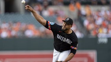 Albert Suarez, abridor de los Orioles de Baltimore, trabaja durante la primera entrada del juego de béisbol en contra de los Rangers de Texas, el viernes 28 de junio de 2024, en Baltimore. (AP Foto/Stephanie Scarbrough)