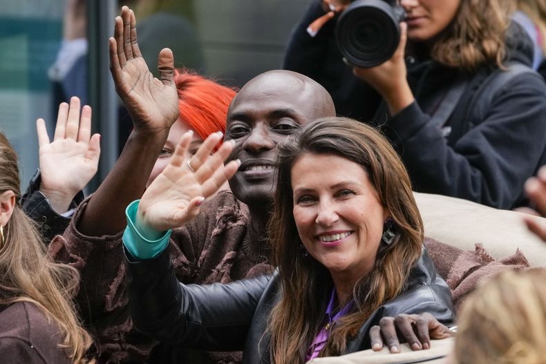 La princesa noruega Martha Louise y Durek Verret, así como varios invitados, llegan de Alesund a Geiranger, Noruega, el viernes 30 de agosto de 2024, ante de su celebración nupcial el sábado. (Cornelius Poppe/NTB vía AP)