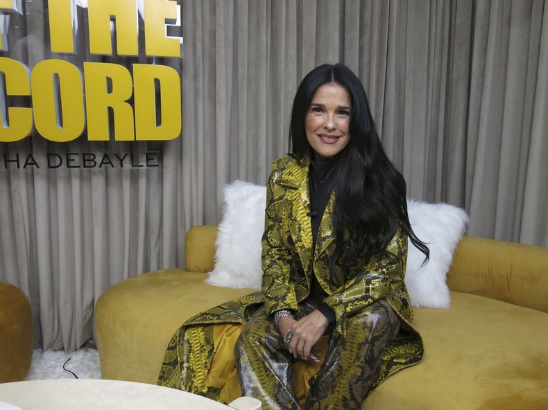 La presentadora y empresaria nicaragüense-mexicana Martha Debayle posa para un retrato para promocionar su podcast Off the Record durante una entrevista en la Ciudad de México, el 25 de julio de 2024. (Foto AP/Berenice Bautista)