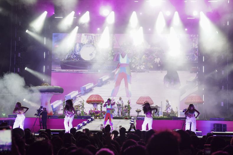 La cantante colombiana Liliana Saumet de la banda Bomba Estéreo durante su concierto en el festival HERA HSBC en la Ciudad de México el sábado 24 de agosto de 2024. (Foto AP/Aurea Del Rosario)