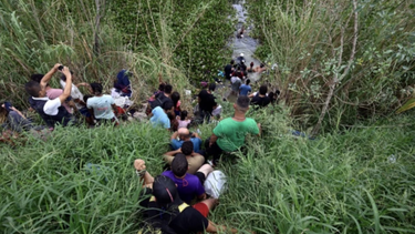 Migrantes venezolanos se entregan en la frontera como última esperanza para ingresar a EEUU