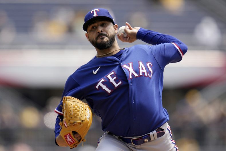 Martín Pérez de los Rangers de Texas lanza ante los Piratas de Pittsburgh, el miércoles 24 de mayo de 2023. (AP Foto/Gene J. Puskar)
