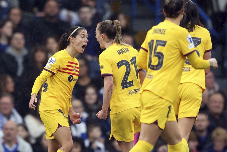 Aitana Bonmatí (izquierda) celebra tras anotar el primer gol del Barcelona en la victoria 2-0 ante Chelsea en las semifinales de la Liga de Campeones femenina, el sábado 27 de abril de 2024. (Zac Goodwin/PA vía AP)