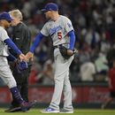 El campocorto Mookie Betts y el primera base Freddie Freeman de los Dodgers de Los Ángeles celebran la victoria ante los Angelinos de Los Ángeles el miércoles 21 de junio del 2023. (AP Foto/Ashley Landis)