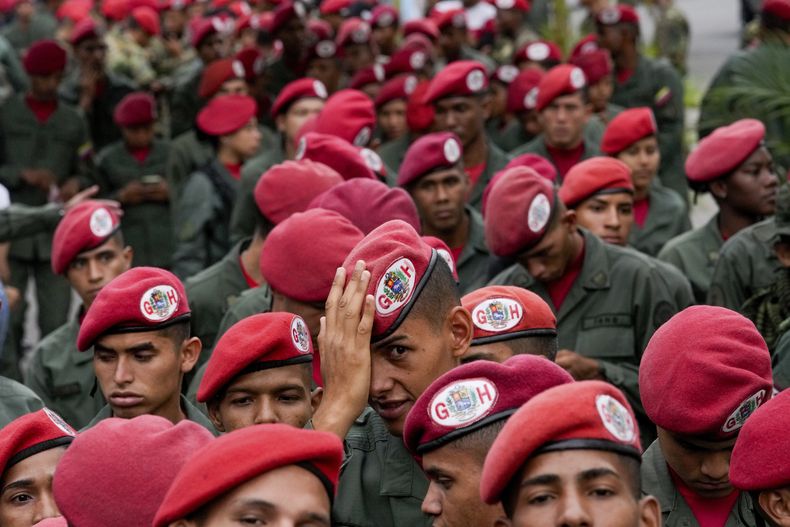 Elementos de la Guardia Presidencial hacen fila para votar durante las elecciones en Caracas, Venezuela, el domingo 28 de julio de 2024. (AP Foto/Matías Delacroix)
