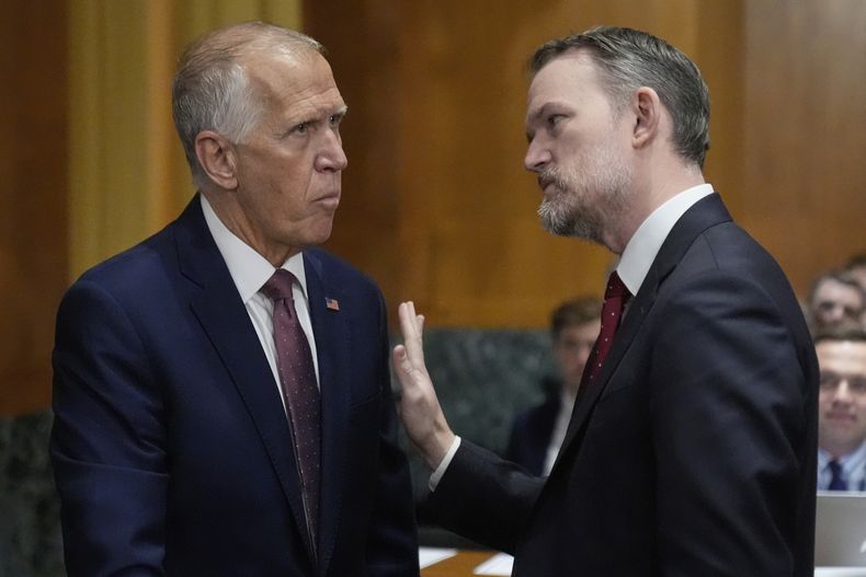 El senador Thom Tillis, izquierda, habla con el representante comercial de Estados Unidos, Jamieson Greer, antes de una audiencia ante la Comisión de Finanzas del Senado en el Capitolio, Washington, el martes 8 de abril de 2025. (AP Foto/Mark Schiefelbein)
