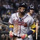 El venezolano Ronald Acuña Jr., de los Bravos de Atlanta, celebra su jonrón en el juego del sábado 3 de junio de 2023, ante los Diamondbacks de Arizona (AP Foto/Darryl Webb)