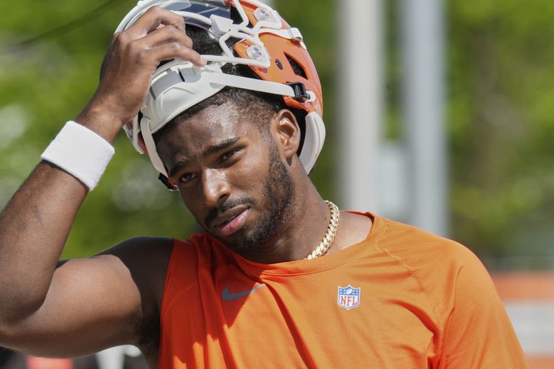 Shedeur Sanders, de los Browns de Cleveland, camina fuera del campo después del minicampamento de novatos del equipo de la NFL, el sábado 10 de mayo de 2025, en Berea, Ohio. (AP Foto/Sue Ogrocki)