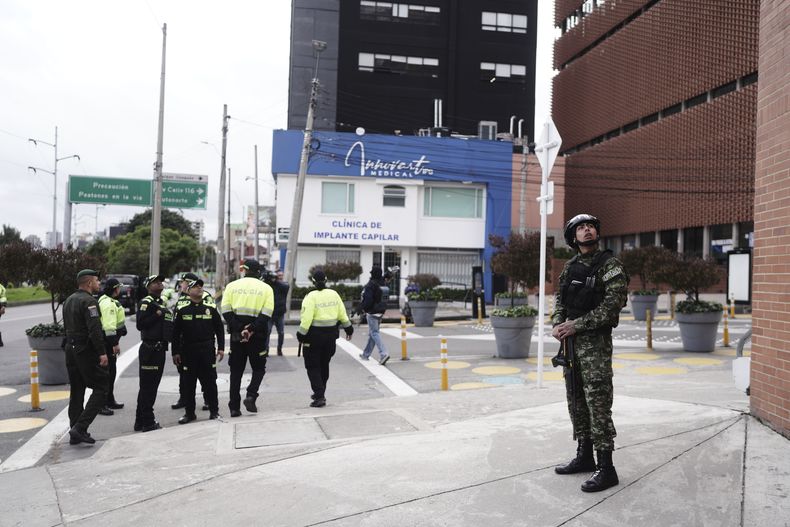 Un soldado que custodia la clínica donde el senador colombiano Miguel Uribe Turbay recibe atención médica tras un intento de asesinato mira hacia arriba durante un sismo en Bogotá, Colombia, el domingo 8 de junio de 2025. (Foto AP/Iván Valencia)