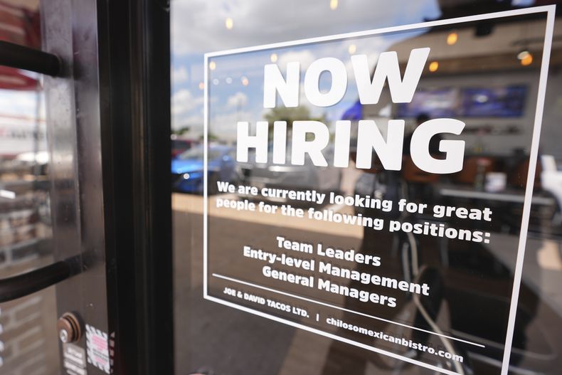 Un cartel anuncia que un restaurante está contratando personal, el 15 de julio de 2025, en Richardson, Texas. (AP Foto/LM Otero)