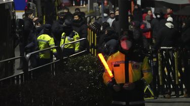 Policías resguardan la puerta de la residencia presidencial del suspendido mandatario surcoreano Yoon Suk Yeol, el miércoles 15 de enero de 2025, en Seúl, Corea del Sur. (AP Foto/Lee Jin-man)