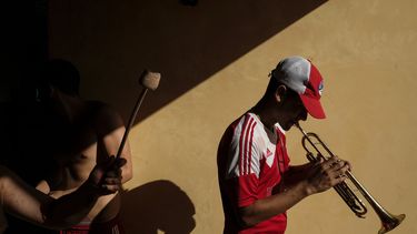La pasión de la barra del club Caracas sobrevive a la crisis
