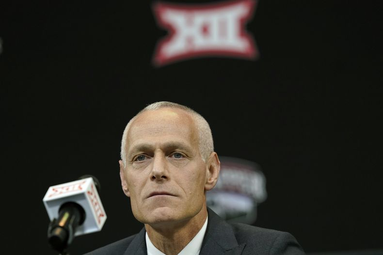 ARCHIVO- El comisionado de la Conferencia Big 12, Brett Yormark, escucha la conferencia de prensa en el primer día de la temporada colegial de la NCAA, en Arlington, Texas, el 13 de julio de 2022. El comisionado Yormark dice que la expansión sigue siendo el foco para su administración y extiende sus planes hacia México, con juegos de baloncesto y analiza la opción de un tazón colegial en Monterrey en 2026. (AP Foto/LM Otero, Archivo)
