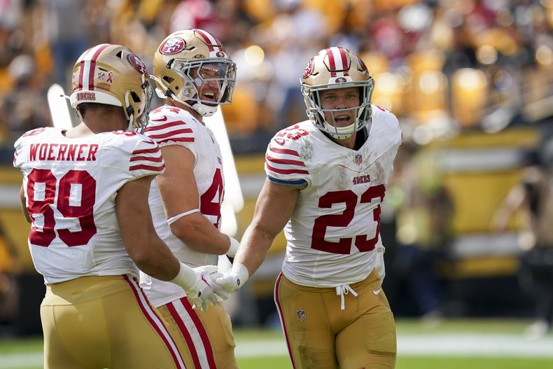 El running back Christian McCaffrey (derecha) de los 49ers tras anotar un touchdown ante los Steelers de Pittsburgh, el domingo 10 de septiembre de 2023, en Pittsburgh. (AP Foto/Matt Freed)