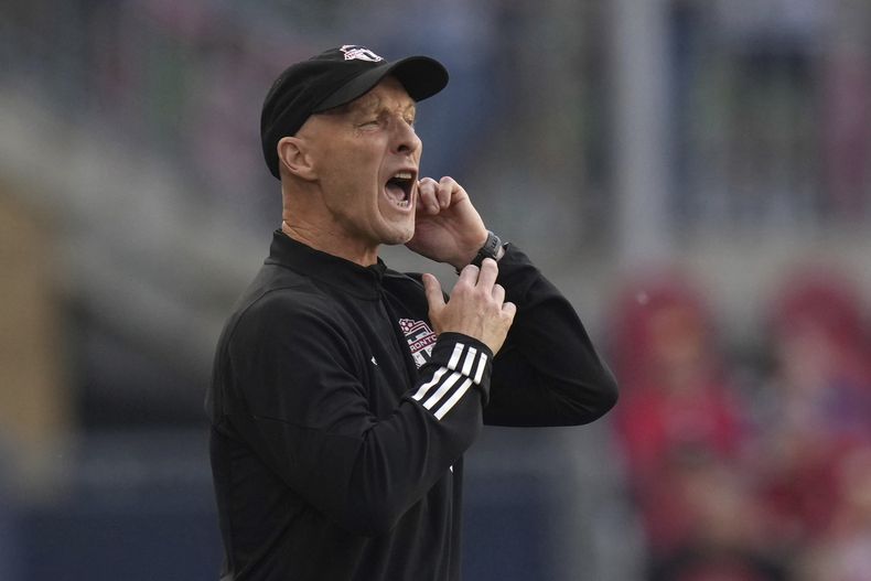 El técnico Bob Bradley del Toronto FC da instrucciones durante el partido contra Nashville SC, el sábado 10 de junio de 2023, en Toronto. (Chris Young/The Canadian Press vía AP)