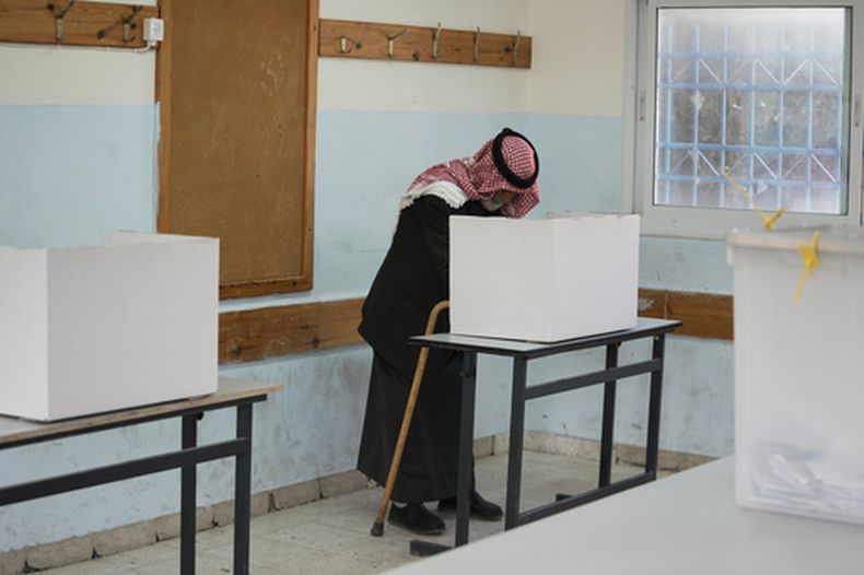 Un palestino vota en elecciones locales, las primeras en dos décadas en Gaza y las primeras en Cisjordania desde el inicio de la guerra Israel-Hamás, en Al-Ubaidiya, Cisjordania, el 25 de abril de 2026. (Foto AP/Mahmoud Illean)