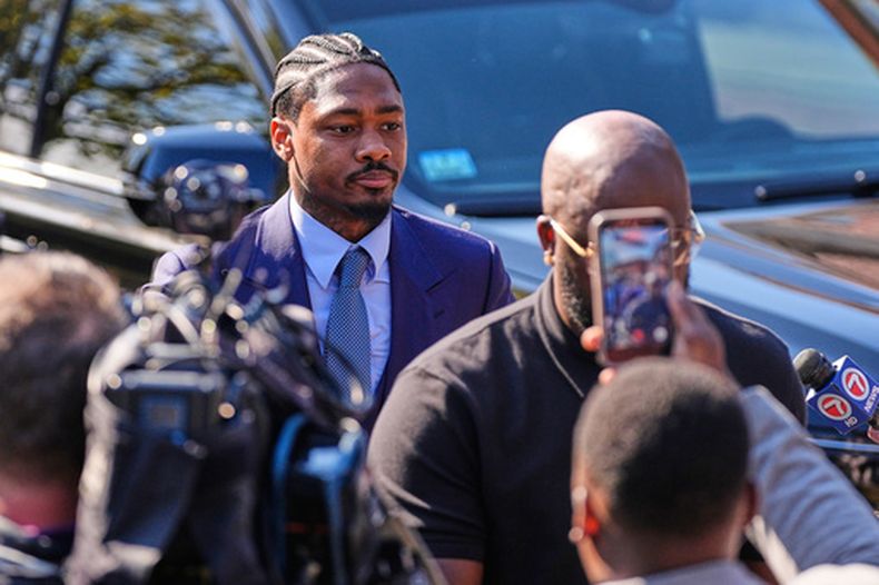 ARCHIVO - Stefon Diggs, quien jugara con los Patriots de Nueva Inglaterra la temporada pasada, llega a la Corte de Condado de Norfolk, el 4 de mayo de 2026, en Dedham, Massachusetts. (AP Foto/Charles Krupa, Archivo)
