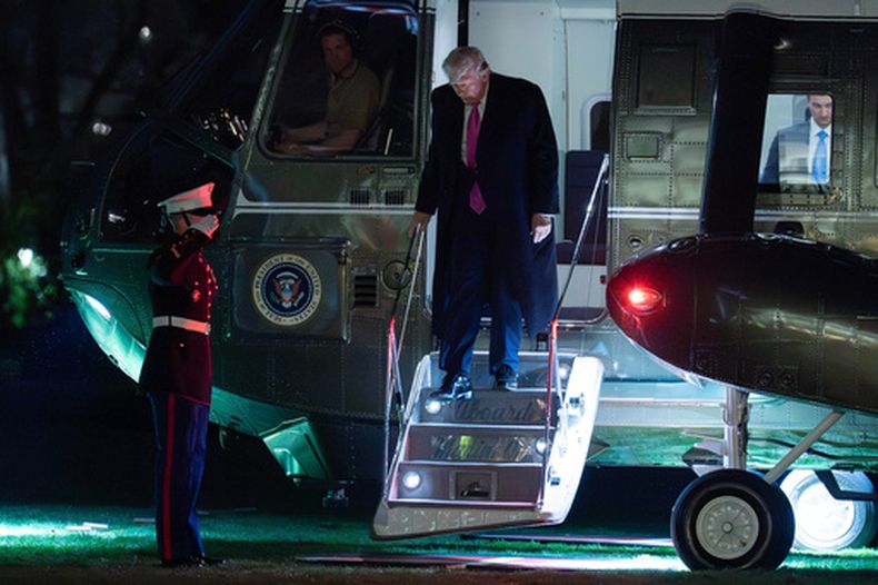 El presidente Donald Trump desciende del helicóptero Marine One a su llegada al jardín sur de la Casa Blanca, el domingo 29 de marzo de 2026, en Washington. (AP Foto/José Luis Magaña)