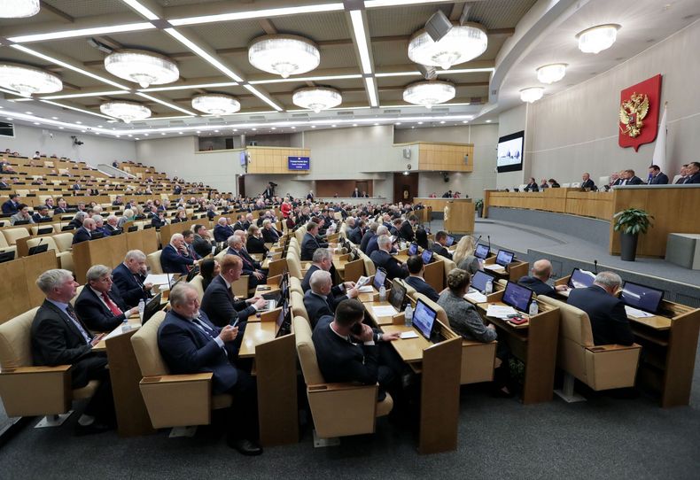 En esta foto publicada por la Duma Estatal, los legisladores rusos asisten a una sesión plenaria en la Duma Estatal, la Cámara Baja del Parlamento ruso en Moscú, Rusia, el martes 10 de diciembre de 2024. (Foto, Duma Estatal vía AP)