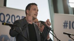Jens-Frederik Nielsen, líder del Partido Demokraatit, participa en un debate antes de las elecciones en Nuuk, Groenlandia, el 8 de marzo del 2025. (AP foto/Evgeniy Maloletka)