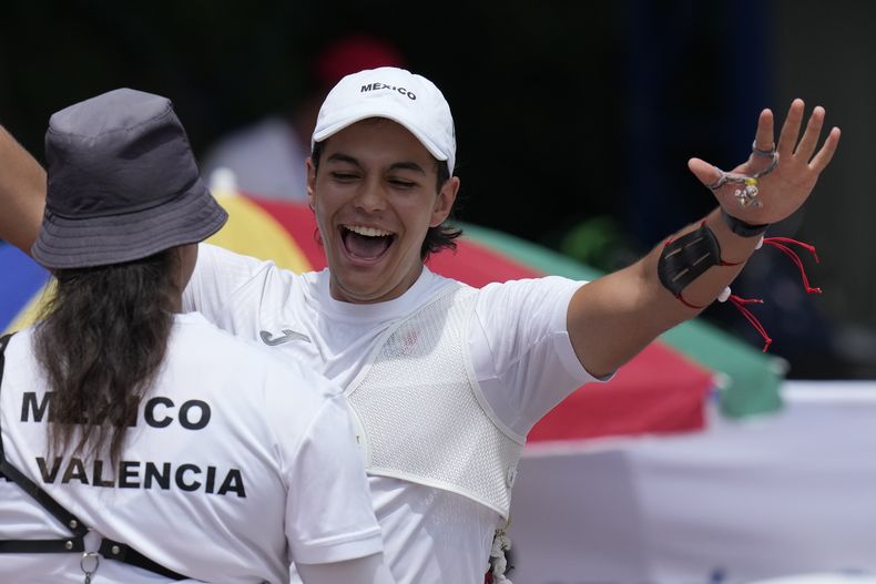 El mexicano Matias Grande celebra con su compatriota Alejandra Valencia, luego que ambos ganaron ante Venezuela la final de arco recurvo en los Juegos Centroamericanos y del Caribe de San Salvador, el jueves 6 de julio de 2023 (AP Foto/Arnulfo Franco)