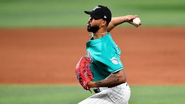 Sandy Alcántara, lanzador de los Marlins de Miami, trabaja durante la novena entrada del juego de béisbol de Grandes Ligas frente a los Bravos de Atlanta, el domingo 27 de septiembre de 2026, en Miami. (AP Foto/Michael Laughlin)