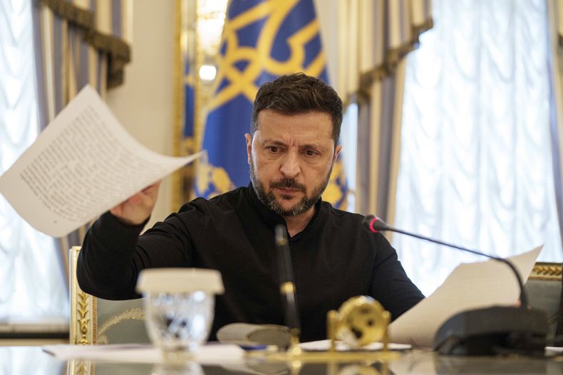 El presidente de Ucrania, Volodymyr Zelenskyy, habla a los periodistas durante una conferencia de prensa en Kiev, Ucrania, el miércoles 4 de junio de 2025. (AP Foto/Evgeniy Maloletka)