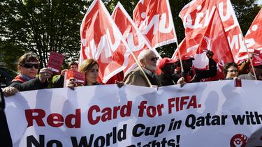 americateve | Miembros del sindicato UNIA se manifiestan frente a la sede central de la FIFA en protesta por las condiciones de trabajo durante la Copa Mundial 2022 en Catar, el 3 de octubre del 2013 en Zurich (AP Foto/Keystone, Steffen Schmidt)