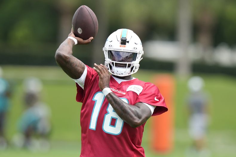 El quarterback de los Dolphins de Miami Tyler Huntley lanza un pase durante un entrenamiento el miércoles 18 de septiembre del 2024. (AP Foto/Lynne Sladky)
