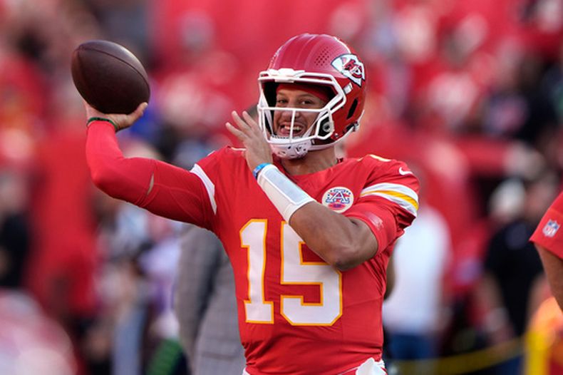 El quarterback de los Chiefs de Kansas City Patrick Mahomes calienta antes del encuentro de pretemporada ante los Seahawks de Seattle el viernes 28 de agosto del 2026. (AP Foto/Charlie Riedel)